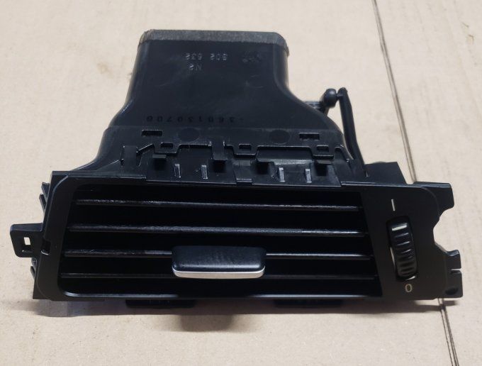 GRILLE VENTILATION AVANT DROITE