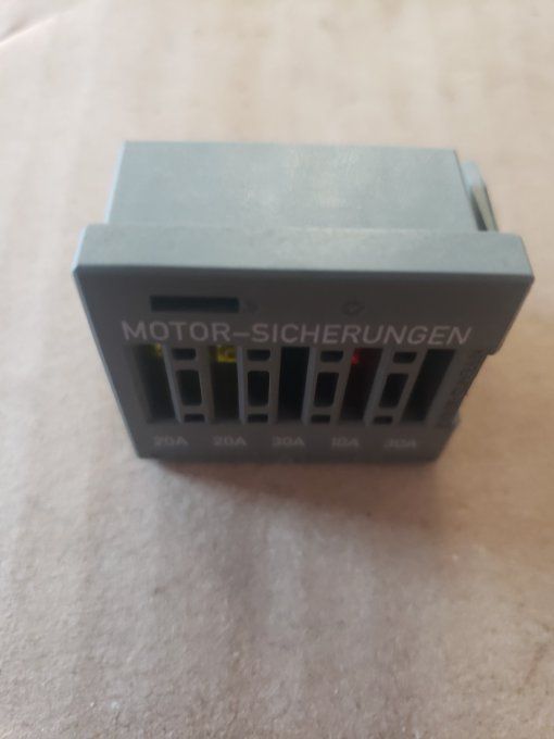 BOITIER FUSIBLES MOTEUR
